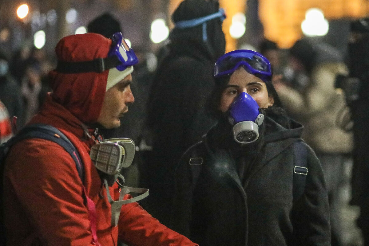 Демонстранты в респираторах на проспекте Руставели в Тбилиси, 6 декабря 2024 года. Фото Азиза Каримова для "Кавказского узла". 