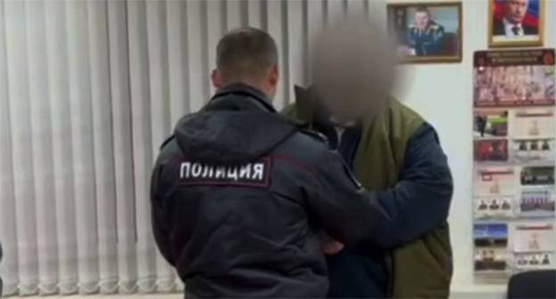 Алексей Ульянов и сотрудник полиции. 3 декабря 2025 г. Фото: СУ СКР по ВО