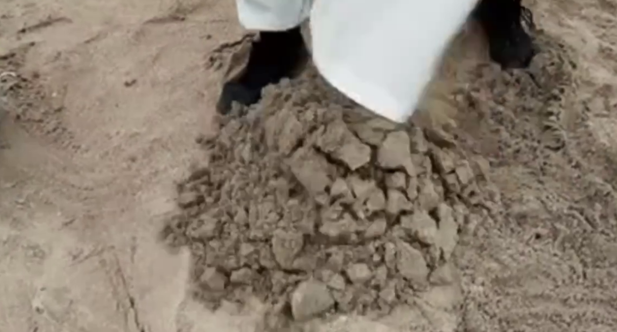 Волонтеры обнаружили чистый песок в "мешках с мазутом". Стоп-кадр видео штаба "Сети, сито, лопата" от 04.12.25, https://t.me/setisitolopata/2044