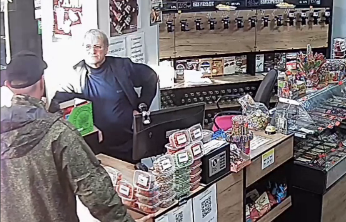 Военный озвучил угрозы в магазине. Стоп-кадр видео "Горизонтальная Россия 7х7" (признана иноагентом) от 07.12.25, https://t.me/horizontal_russia/51357