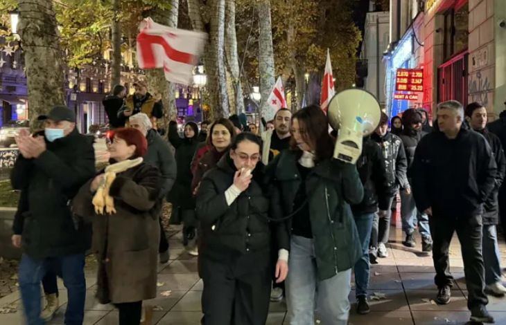 Протестующие в центре Тбилиси. Скриншот фото "Интерпрессньюс" от 10.12.25, https://www.interpressnews.ge/ka/article/857026-rustavelis-gamzirze-shekrebili-akciis-monacileebi-msvlelobas-martaven.