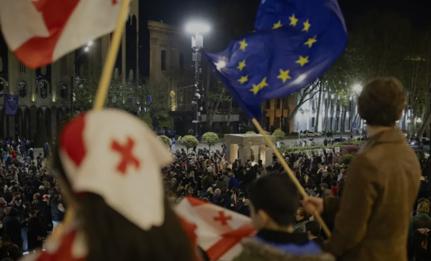 Протесты в Тбилиси. Скриншот фото телекомпании "Пирвели" от 13.12.25, https://tvpirveli.ge/ka/siaxleebi/politika/117054-utskveti-protestis-381-e-dge-parlamenttan-saprotesto-aqtsia-mimdinareobs