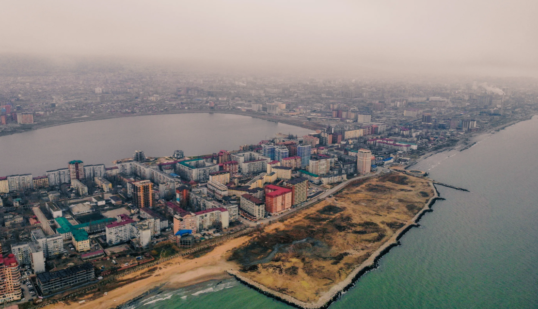 Махачкала. Скриншот фото https://en.wikipedia.org/wiki/File:Махачкала,_Редукторный_посёлок_и_озеро_Ак-Гёль.jpg