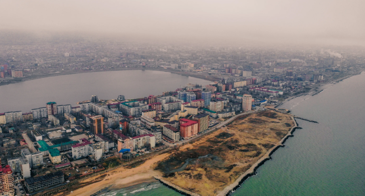 Махачкала. Скриншот фото https://en.wikipedia.org/wiki/File:Махачкала,_Редукторный_посёлок_и_озеро_Ак-Гёль.jpg