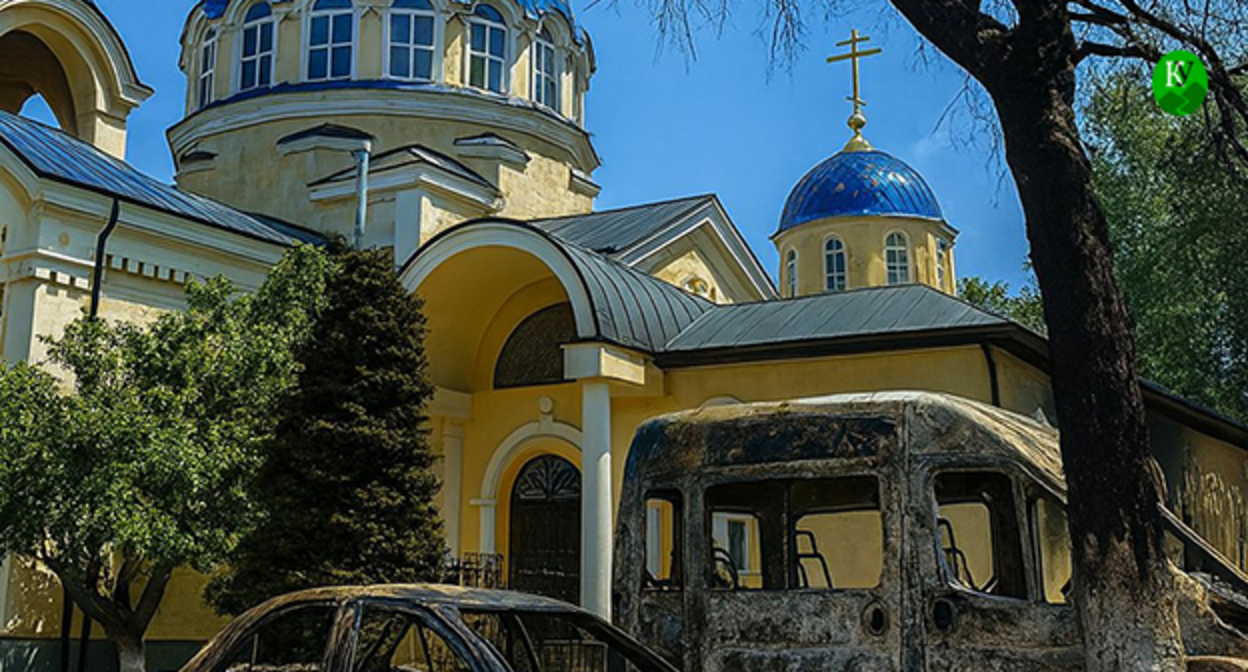 Поврежденные автомобили возле храма. Иллюстрация "Кавказского узла" созданная ИИ при помощи программы Copilot