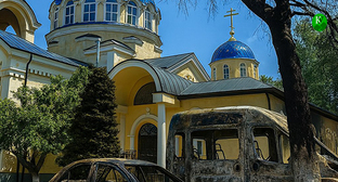 Поврежденные автомобили возле храма. Иллюстрация "Кавказского узла" созданная ИИ при помощи программы Copilot