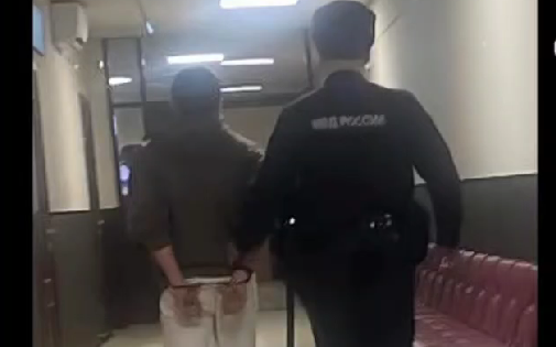 Романа Мурдиева ведут по пустому коридору суда. Стоп-кадр видео, имеющегося в распоряжении "Кавказского узла".