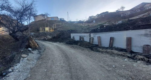 Бетонные блоки вдоль дороги.Фото предоставлено "Кавказскому узлу" Шамилем Куршиевым.