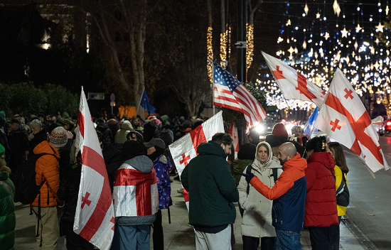 Участники акции протеста у парламента Грузии. Скриншот фото Publika от 24.12.25, https://www.facebook.com/photo/?fbid=1637933247606219&set=pcb.1637933337606210 (деятельность компании Meta, владеющей соцсетью, запрещена в России).