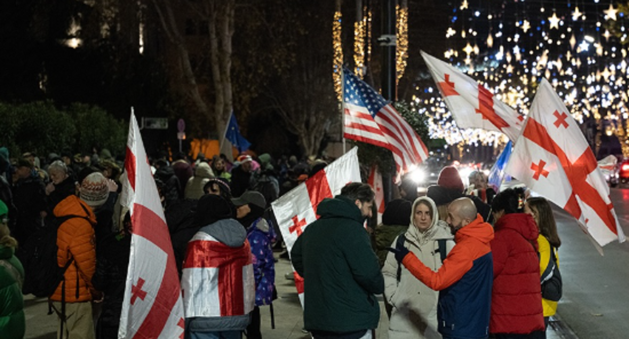 Участники акции протеста у парламента Грузии. Скриншот фото Publika от 24.12.25, https://www.facebook.com/photo/?fbid=1637933247606219&set=pcb.1637933337606210 (деятельность компании Meta, владеющей соцсетью, запрещена в России).