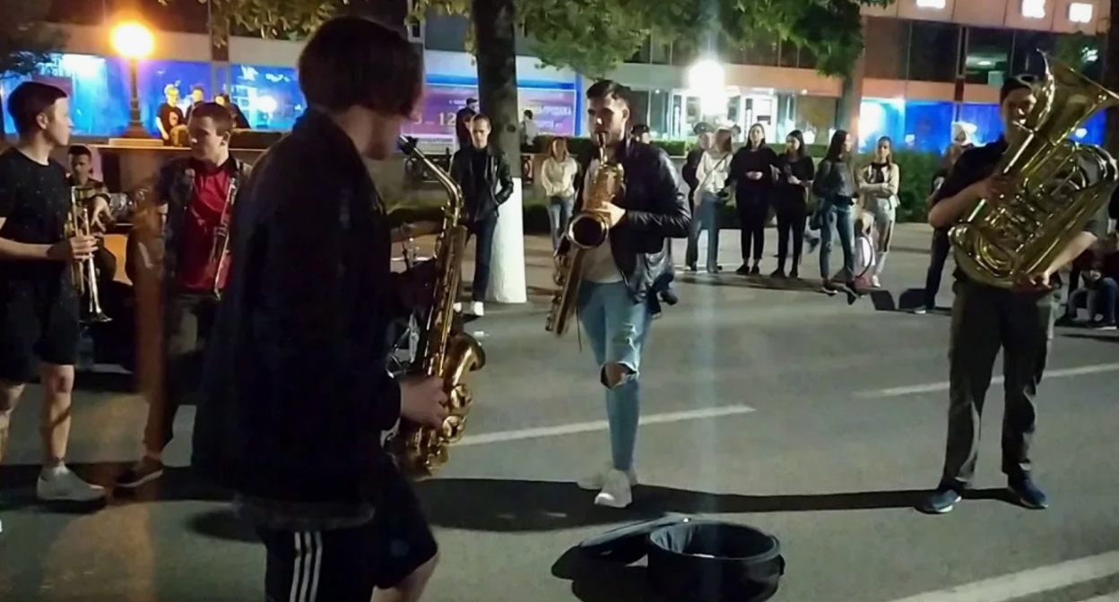 Уличные музыканты в Краснодаре. Стоп-кадр видео https://www.youtube.com/watch?v=2vOEDuYqsKo