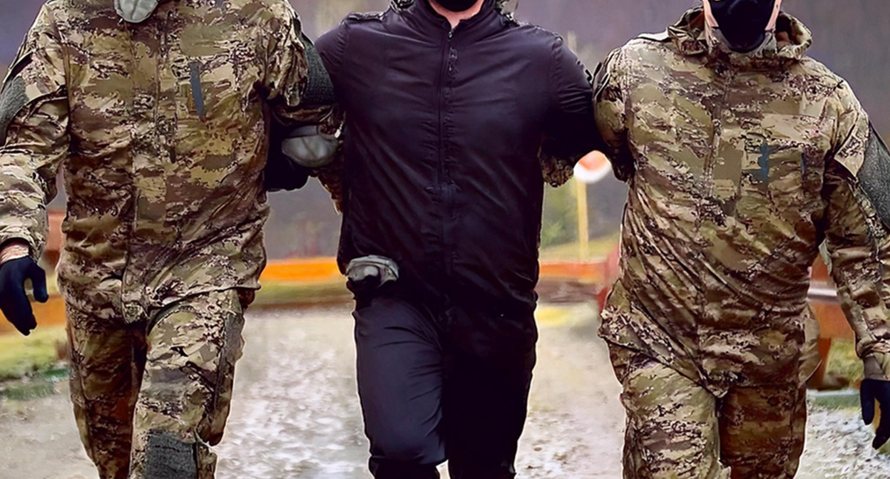 Силовики ведут задержанного. Иллюстрация создана «Кавказским узлом» с помощью ИИ в программе Copilot