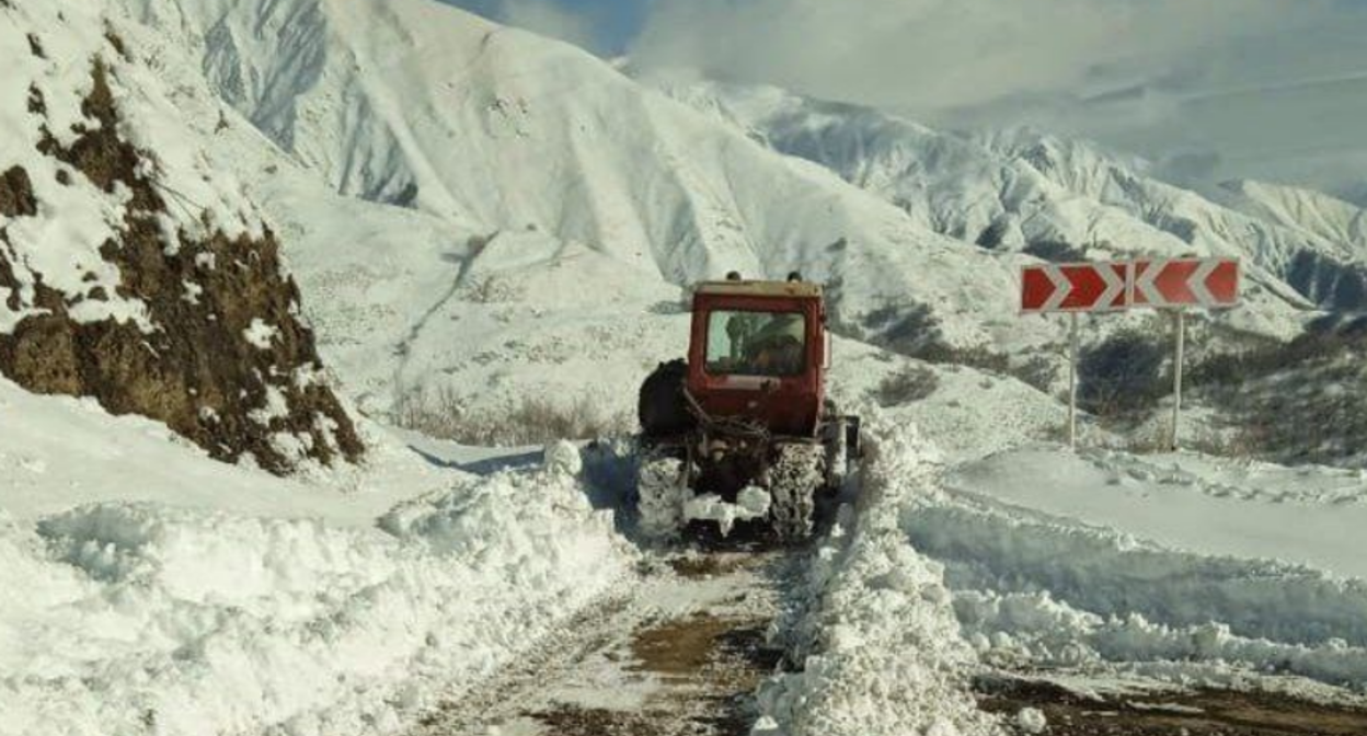 Расчистка дороги. Скриншот фото из Telegram-канала Минтранса Дагестана от 30.12.25, https://t.me/mintransRD/10963.