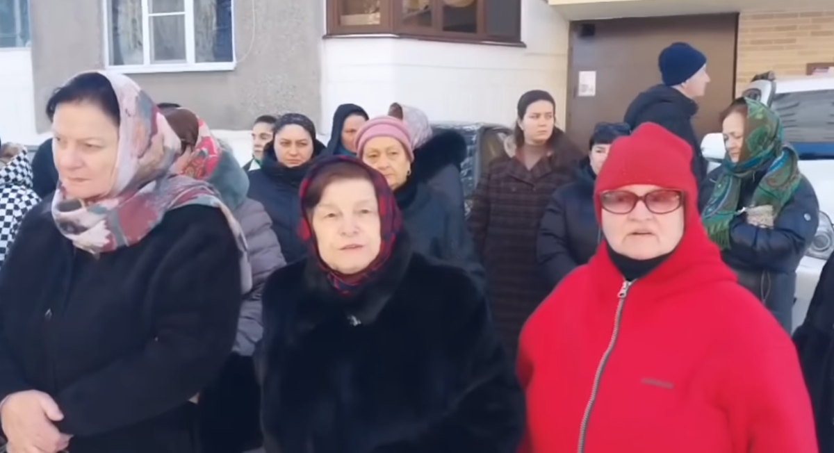 Жители улицы Кулиева обратились к Кокову. Стоп-кадр видео из YouTube-канала "Сделано в КБР" от 03.01.26, https://www.youtube.com/watch?v=0w7TUnUNsQc