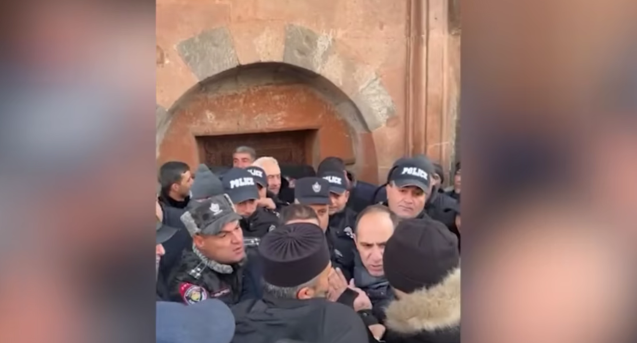 Противостояние у церкви в Талине. Стоп-кадр видео News.Am от 06.01.25, https://news.am/rus/news/923782.html