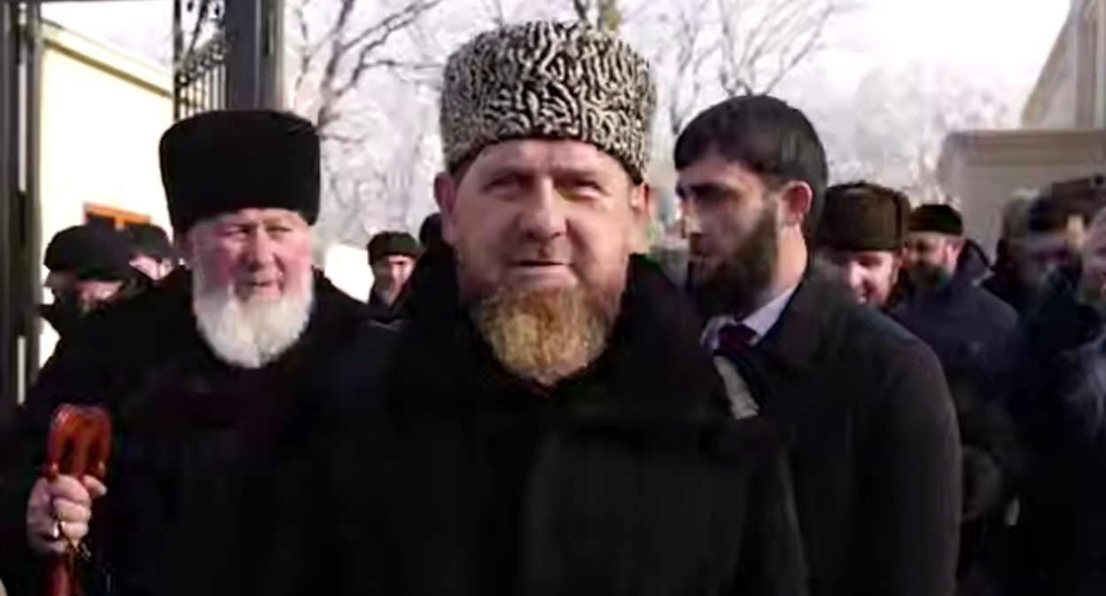Рамзан Кадыров (в центре). Стоп-кадр видео из его Telegram-канала от 03.01.26, https://t.me/RKadyrov_95/6277