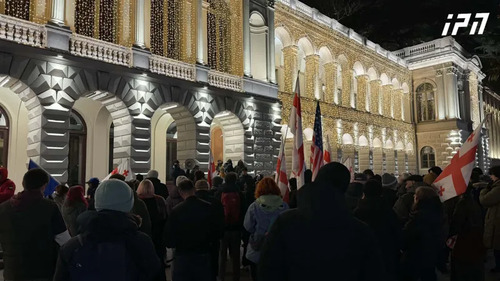 407-й день ежедневных акций протеста в Грузии. Фото/https://www.interpressnews.ge/ka/article/859122-rustavelis-gamzirze-saprotesto-akcia-mimdinareobs 407-й день ежедневных акций протеста в Грузии. Фото/https://www.interpressnews.ge/ka/article/859122-rustavelis-gamzirze-saprotesto-akcia-mimdinareobs