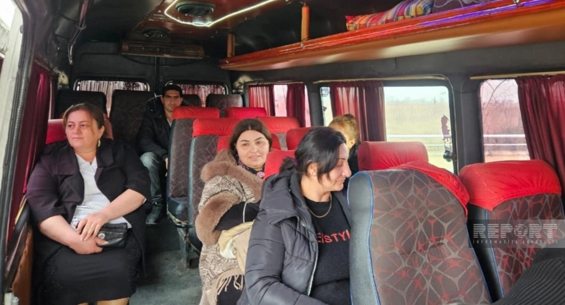 Бывшие вынужденные переселенцы. 9 января 2026 года. Фото: Report https://report.az/ru/vnutrennyaya-politika/v-4-sela-agderinskogo-rajona-otpravilas-pervaya-gruppa-zhitelej