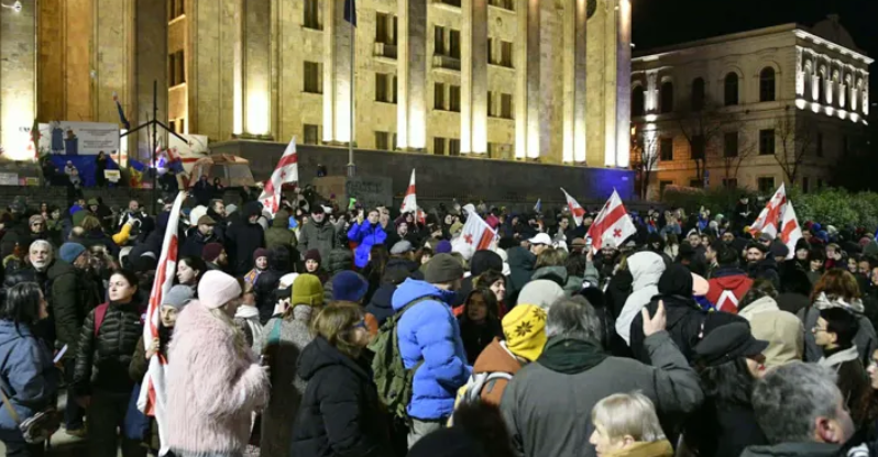 Участники шествия у парламента Грузии. Скриншот фото "Интерпрессньюс" от 10.01.26, https://www.interpressnews.ge/ka/article/859221-saprotesto-akciis-monacileebi-pilarmoniidan-msvlelobit-parlamenttan-mividnen.