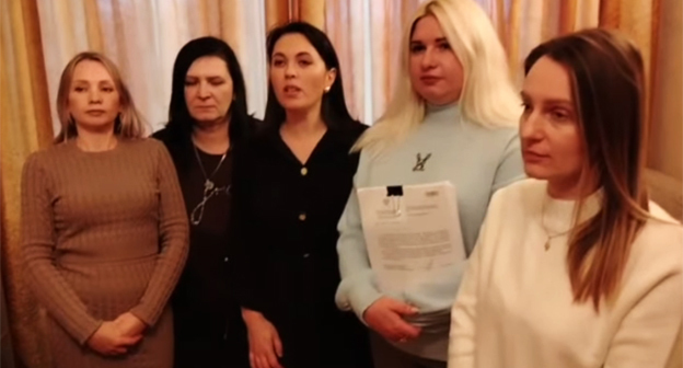 Жены военнослужащих, объявившие голодовку. Декабрь 2025 г. Скриншот видео https://www.facebook.com/watch/?v=25383179027977315 принадлежит компании Meta деятельность которой запрещена в России