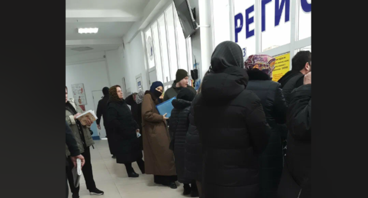 Очереди в поликлинике Каспийска. Скриншот фото пользователя Магомед Исмаев с сервиса "Яндекс.Карты",https://yandex.com/maps/org/kaspiyskaya_gorodskaya_poliklinika/1001303447/gallery/?ll=47.634489%2C42.887755&photos%5Bbusiness%5D=1001303447&photos%5Bid%5D=urn%3Ayandex%3Asprav%3Aphoto%3A12813969_2a0000018e23a783cdb58e8dc5bacb39d45e&z=16