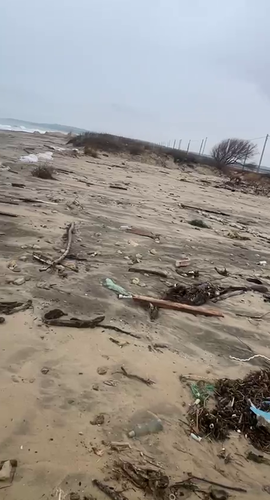 Кадр волонтера, который сообщили о горах мусора, пластика на территории природного памятника - "Озеро Солёное" в Темрюкском районе. Фото: штаб "Дельфин" / Telegram-канал Кадр волонтера, который сообщили о горах мусора, пластика на территории природного памятника - "Озеро Солёное" в Темрюкском районе. Фото: штаб "Дельфин" / Telegram-канал