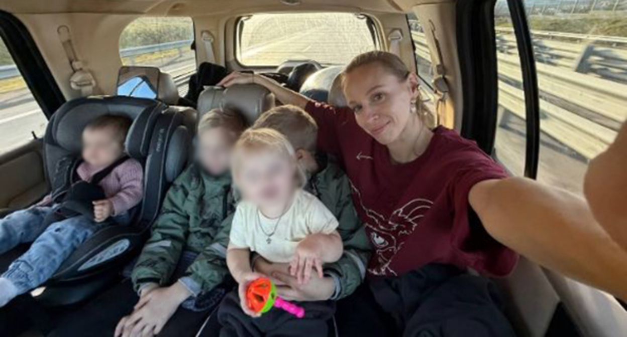 Анна Смирнова с детьми. Фото: https://t.me/c/1731485818/3470