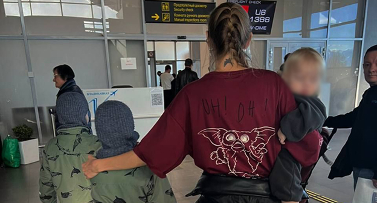 Анна Смирнова с детьми в аэропорту. Скриншот фото из ee Telegram-чата от 19.01.26, https://t.me/c/1731485818/3617