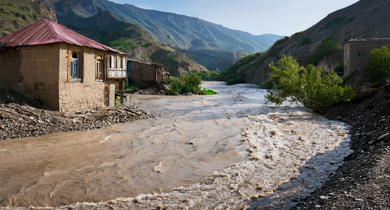 Высокий уровень воды в реке. Иллюстрация создана «Кавказским узлом» с помощью ИИ в программе Copilot