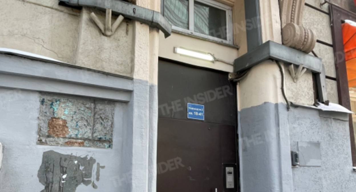 Подъезд дома Политковской днем 25 января. Скриншот фото "Гулагу.нет" от 25.01.26, https://t.me/NetGulagu/12948