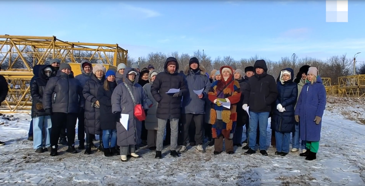 Жители дома ЖК "Адмиралтейский" в Красноармейском районе жалуются на строительство высотки. Фото: "Волгоград Онлайн" / https://v1.ru/text/gorod/2026/01/27/76234803/