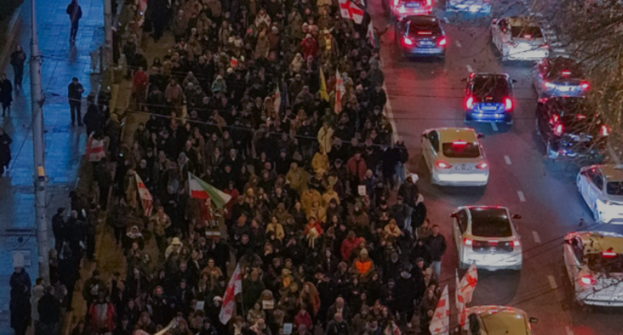 Марш против реформы образования. стоп-кадр видео телекомпании "Пирвели" от 31.01.26, https://tvpirveli.ge/ka/siaxleebi/sazogadoeba/120384-aqtsia-parlamenttan-gza-natsilobriv-gadaketilia