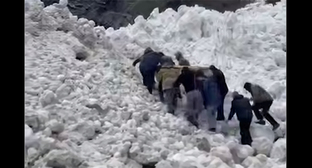 Жители горного села несут покойного. 4 февраля 2026 г. Скриншот видео https://t.me/mash_gor/9844