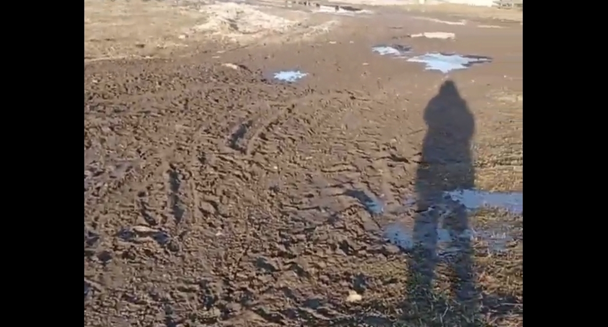 Состояние дорожного полотна на Полевой улице в Шалушке. Кадр видео в Telegram-канале ЧП / Нальчик.