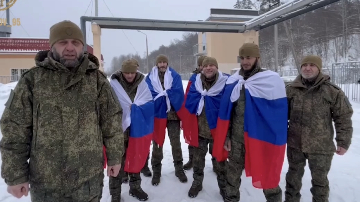 Возвращенные из плена уроженцы Чечни. Кадр видео Рамзан Кадыров / Telegram