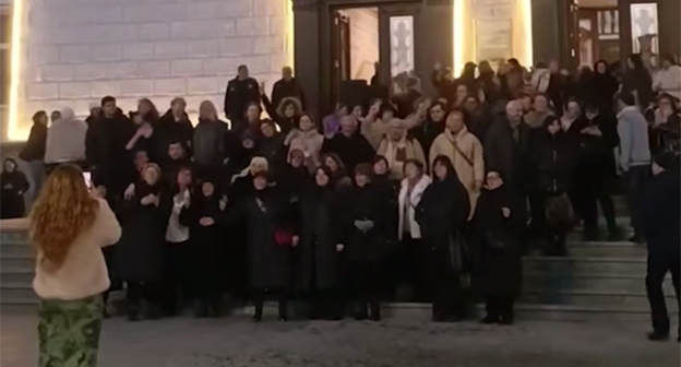 Участники протеста на Руставели приветствовали отмену объединения университетов. 9 февраля 2026 г. Скриншот видео https://t.me/Tbilisi_life/44713