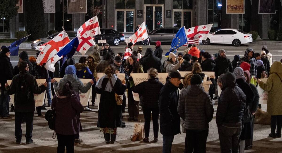 Протестующие с флагами на проспекте Руставели, 10 февраля 2026 года. Фото: Mindia Gabadze / Publika. 
