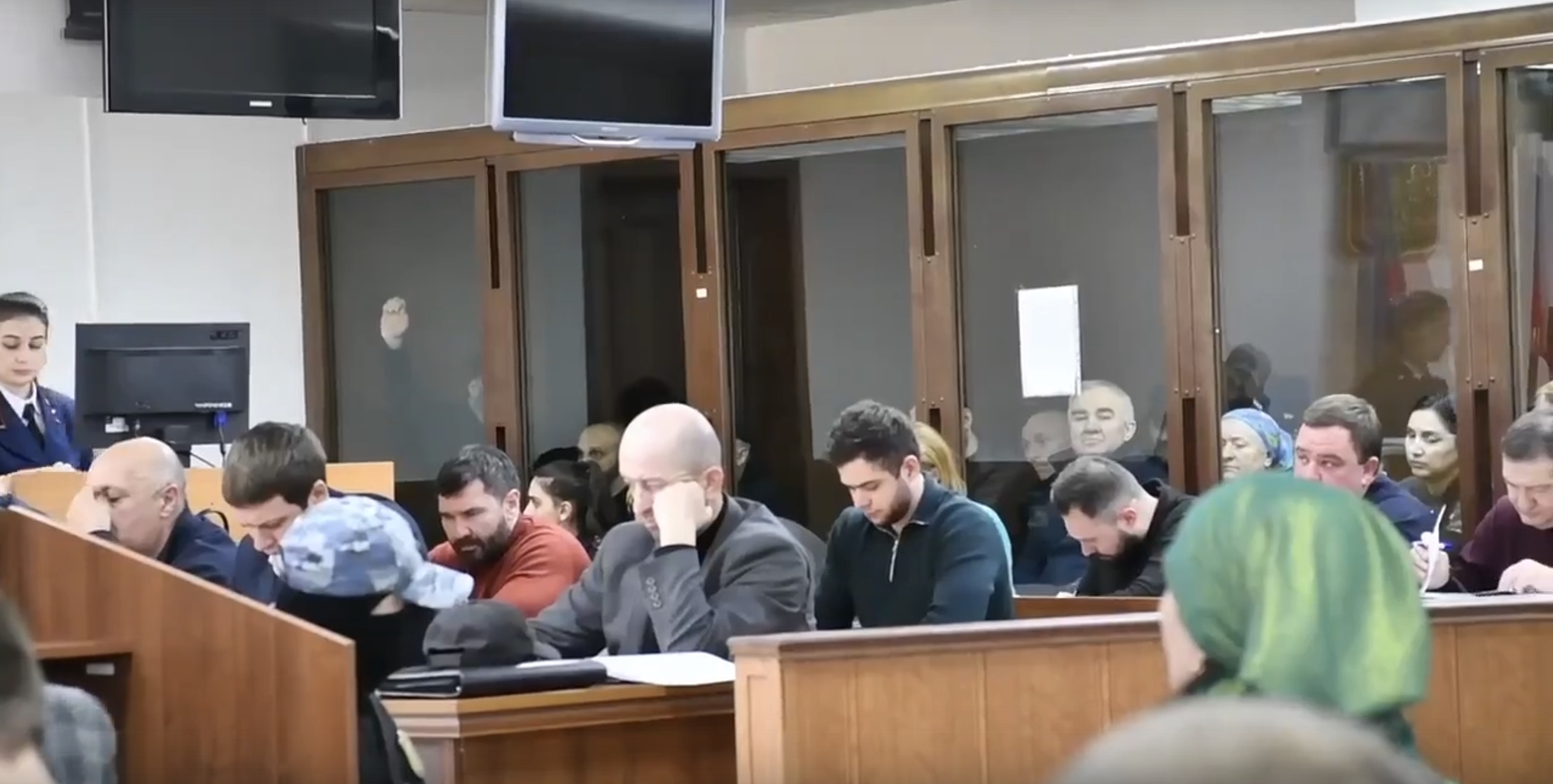 Обвиняемые в зале суда. Кадр видео Черкесский городской суд КЧР / “ВКонтакте”.