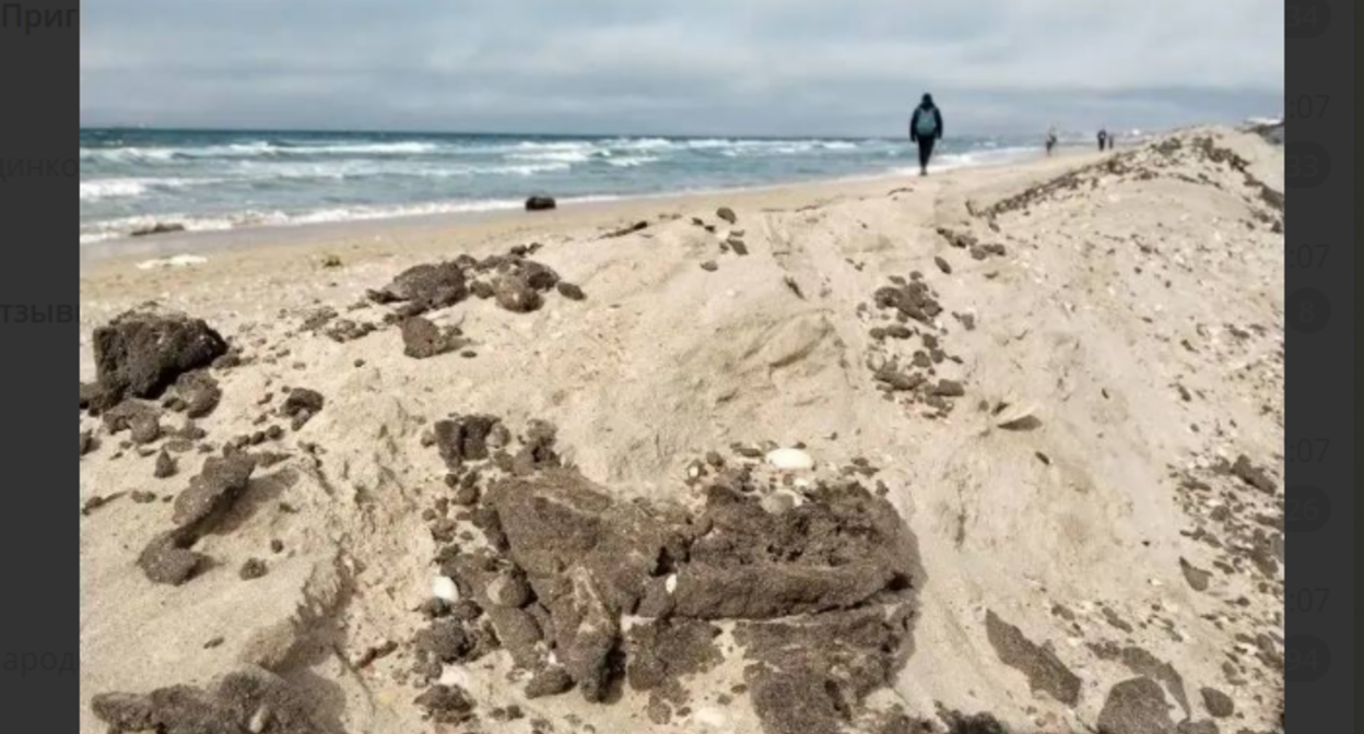 Мазутные пятна на берегу. Скриншот фото "Сети, сито, лопата" от 14.02.26, https://t.me/setisitolopata/2560?single. 