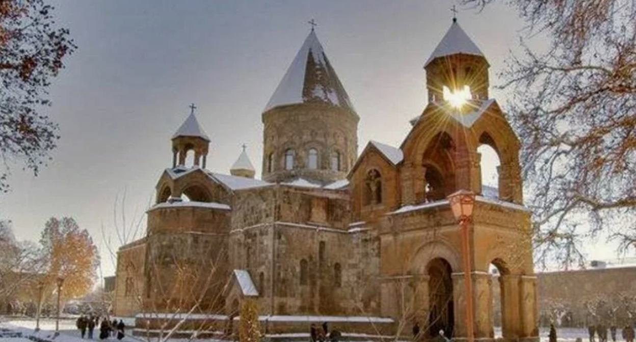 Эчмиадзинский кафедральный собор. Скриншот фото https://www.armenianchurch.org/ru/news/график-церемоний-по-случаю-нового-года-и-святого-рождества-в-первопрестольном-святом-эчмиадзине-2017/11589.
