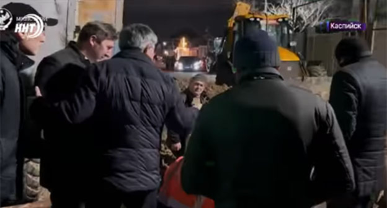 На месте аварии на "Водоканале" в Каспийске. Февраль 2026 г. Скриншот видео https://www.instagram.com/reels/DTf_yqmjO0P/ принадлежит компании Meta деятельность которой запрещена в России