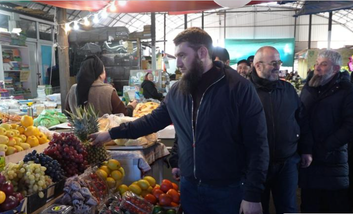 Рейд на рынке в Чечне. Скриншот фото "Грозный-информ" от 20.02.26, https://www.grozny-inform.ru/news/society/181360/