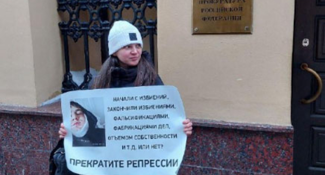 Пикет Юлии Мельниченко. 24 февраля 2026  г. Фото: https://t.me/ovdinfolive/40121 включено в реестр инагентов