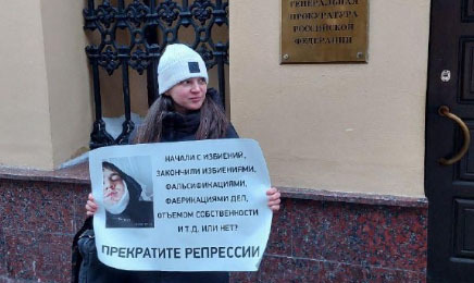 Юлия Мельниченко во время пикета. 24 февраля 2026  г. Фото: https://t.me/ovdinfolive/40121 включено в реестр инагентов