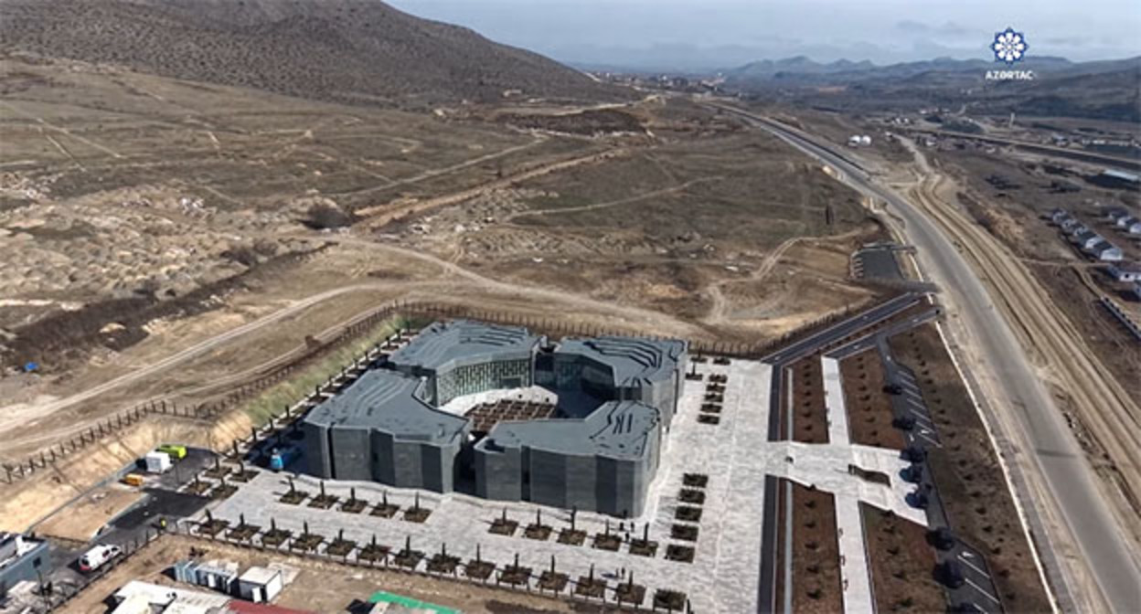 В городе Ходжалы открылся Мемориальный комплекс. 26 февраля 2026 г. Cкриншот видео https://video.azertag.az/site/video/299351