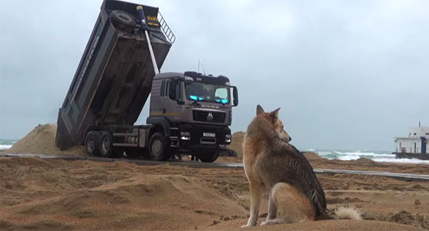 Восстановление пляжей в Анапе. 25 февраля 2026 г. Скриншот видео https://t.me/opershtab23/15145