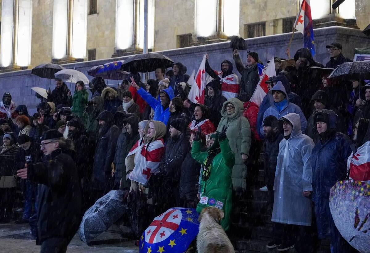 Протестующие у парламента Грузии, 27 февраля 2026 года. Фото: Nino Kikvadze / Publika