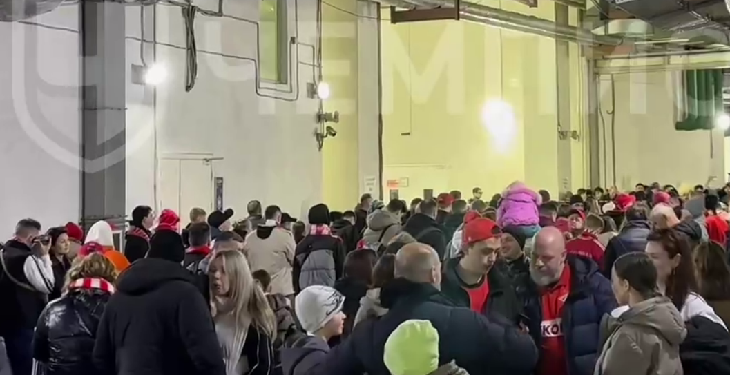 Болельщики в ожидании матча РПЛ. Стоп-кадр видео "Чемпионат" от 01.03.26, https://t.me/champkrugi/2107.