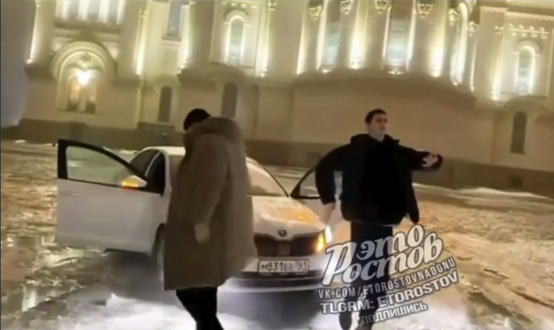 Кадр трое молодых людей танцуют у кафедрального собора. Фото: Donnews / Telegram-канал