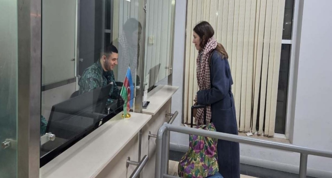 Женщина на погранпереходе из Ирана в Азербайджан. Фото: АПА https://ru.apa.az/vneshnyaya-politika/iz-irana-cerez-azerbaidzanskuyu-granicu-do-six-por-evakuirovany-1873-celoveka-obnovleno-1-639771